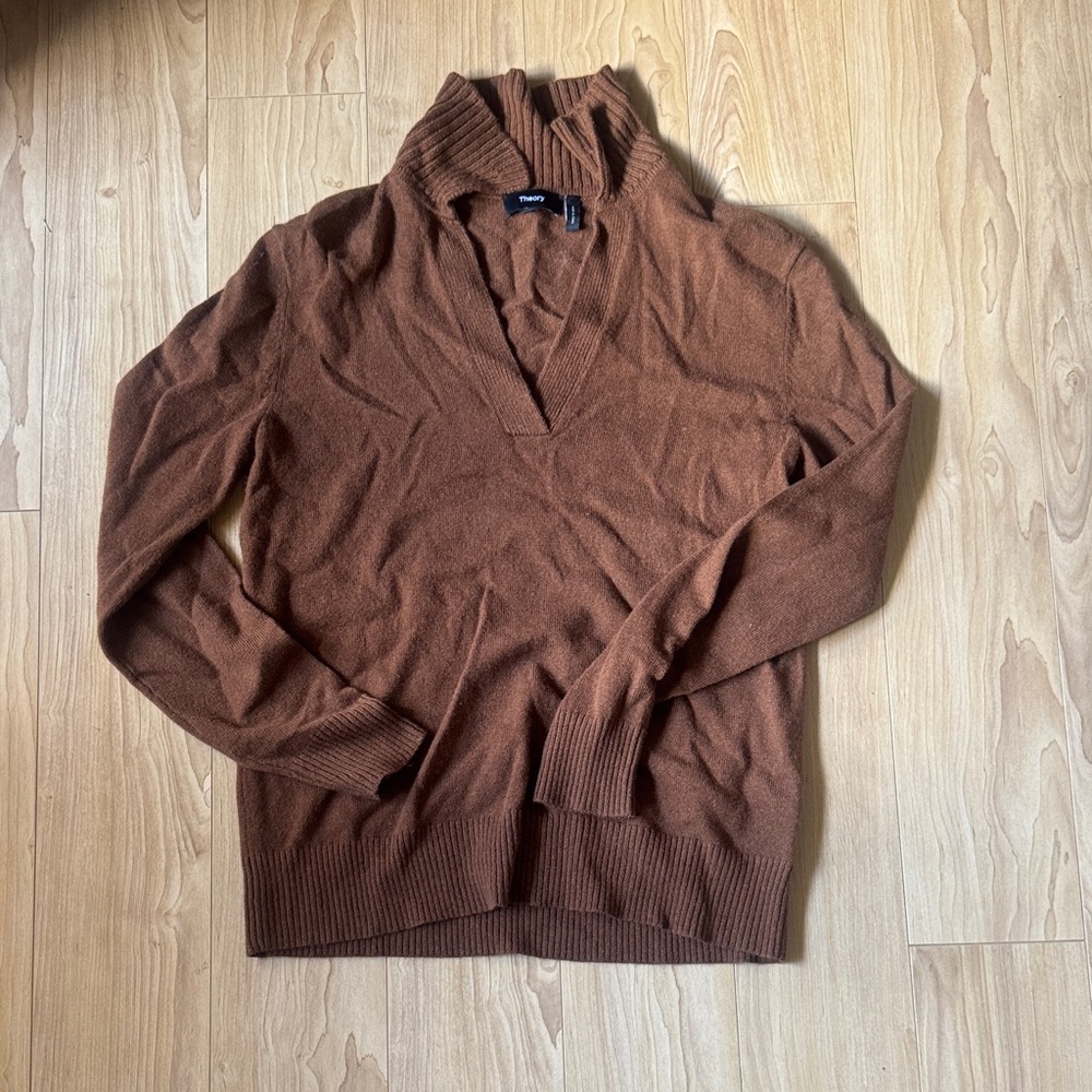 Theory Women's V-Neck  Collar Sweater